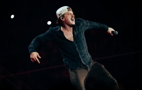 Morgan Wallen performing live.