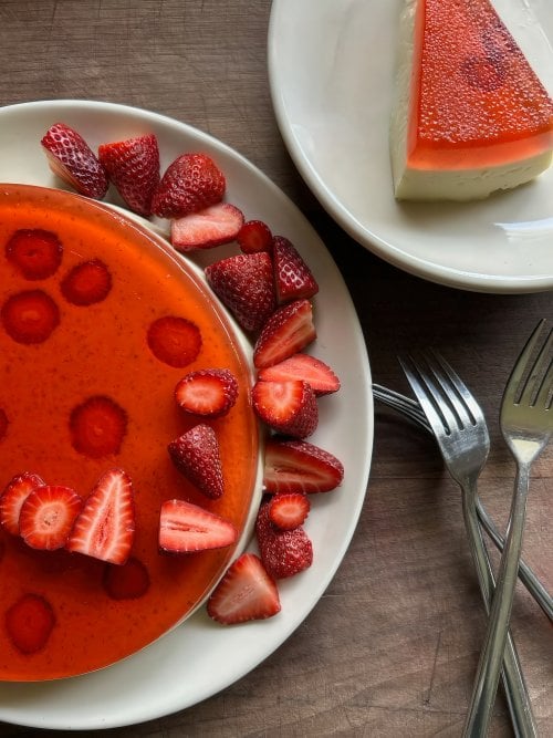 Image for article: Strawberry and lemon myrtle jelly cake