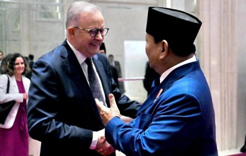 Prime Minister Anthony Albanese is greeted by Indonesian President Prabowo Subianto shake hands.