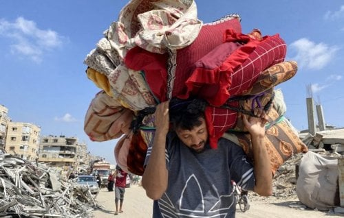 Image for article: Israeli shootings force closure of Gaza aid centre 